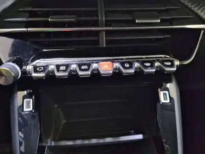 Photo 24 Peugeot 208  PureTech 100 S&S BVM6