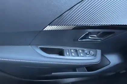 Photo 15 Peugeot 208  Hybrid 110 e-DCS6