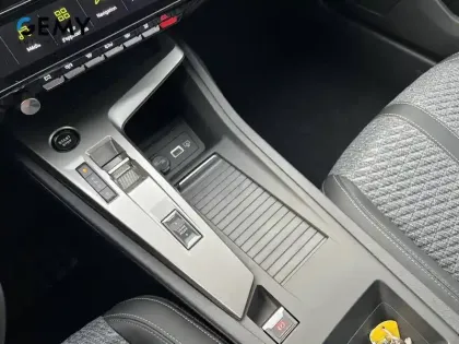 Photo 37 Peugeot 308  Plug-in Hybrid 195 ch e-DCS7