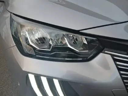 Photo 15 Peugeot 208  Hybrid 110 e-DCS6