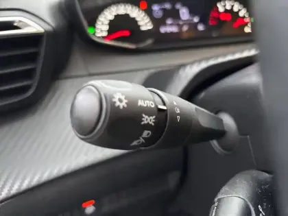 Photo 18 Peugeot 208  PureTech 75 S&S BVM5