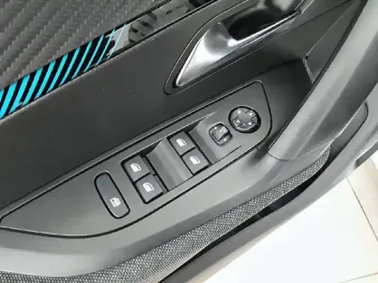 Photo 23 Peugeot 2008  PureTech 100 S&S BVM6