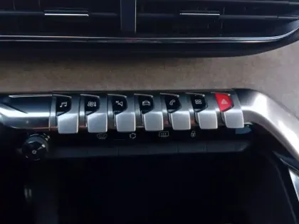 Photo 16 Peugeot 3008  PureTech 130ch S&S EAT8