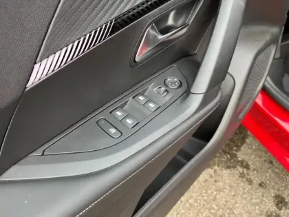 Photo 10 Peugeot 2008  1.2 Hybrid 136ch Allure e-DCS6