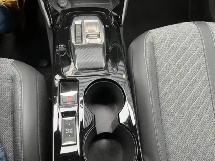 Photo 13 Peugeot 2008  1.2 Hybrid 136ch Allure e-DCS6