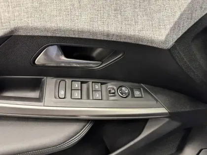 Photo 84 Peugeot 3008  Hybrid 145 e-DCS6