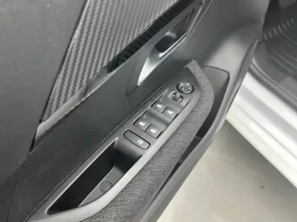 Photo 40 Peugeot 208  Hybrid 100 e-DCS6