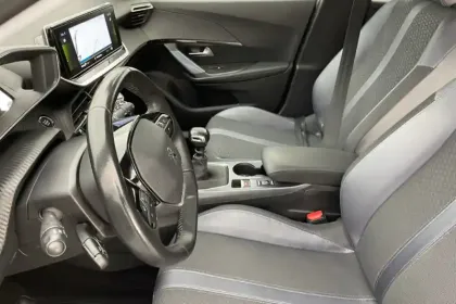 Photo 12 Peugeot 2008  PureTech 130 S&S BVM6