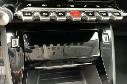 Photo 17 Peugeot 2008  PureTech 130 S&S BVM6