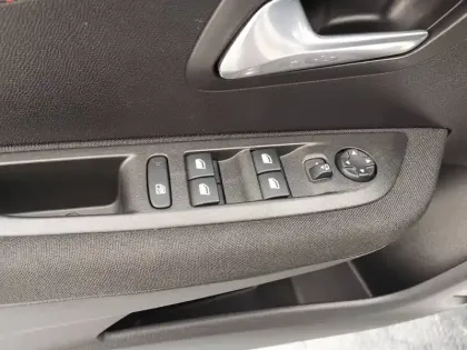 Photo 37 Peugeot 208  Electrique 50 kWh 136ch