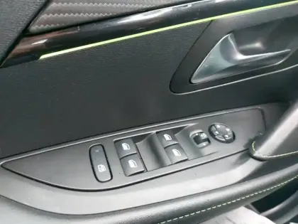 Photo 18 Peugeot 208  PureTech 130 S&S EAT8