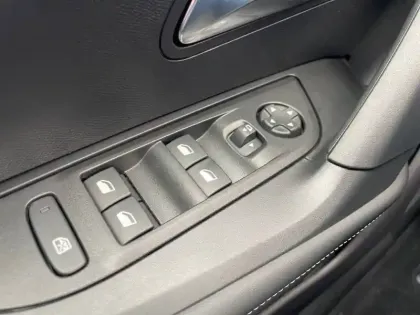 Photo 27 Peugeot 2008  Hybrid 145 e-DCS6