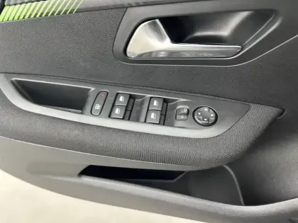 Photo 58 Peugeot 208  PureTech 75 S&S BVM5