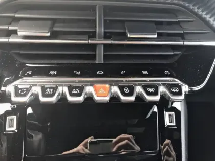 Photo 21 Peugeot 208  PureTech 100 S&S BVM6