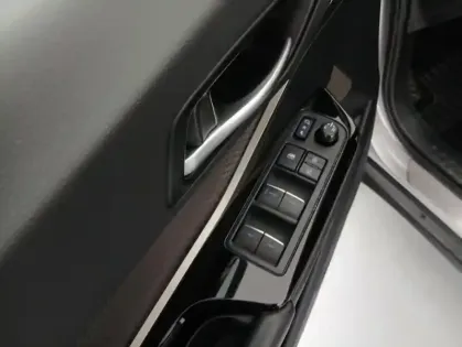 Photo 19 Toyota C-HR HYBRIDE MC19 2.0L Distinctive