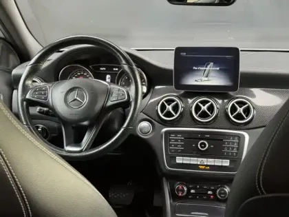 Photo 2 Mercedes GLA 200 Starlight Edition Classe / X156 St