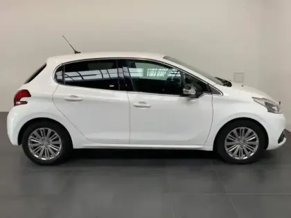 Photo 3 Peugeot 208  1.2 110  Allure EAT6 5p GPS Camera