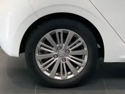 Photo 7 Peugeot 208  1.2 110  Allure EAT6 5p GPS Camera