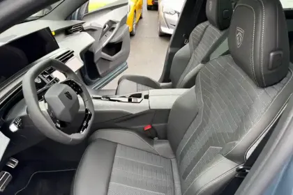 Photo 34 Peugeot 5008  Hybrid 145 e-DCS6