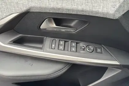 Photo 43 Peugeot 5008  Hybrid 145 e-DCS6