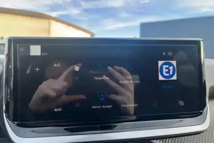 Photo 13 Peugeot 2008  Hybrid 145 e-DCS6