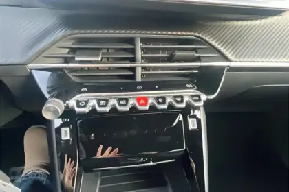 Photo 16 Peugeot 2008  Hybrid 145 e-DCS6