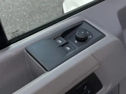 Photo 26 Volkswagen Crafter  VAN 35 L3H3 2.0 TDI 140 CH