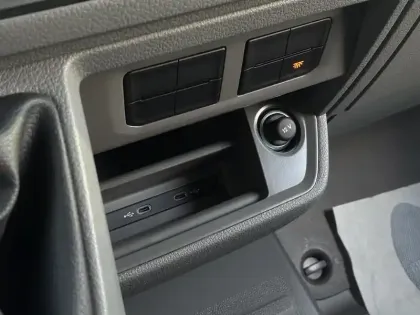 Photo 48 Volkswagen Crafter  VAN 35 L3H3 2.0 TDI 140 CH