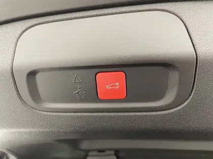 Photo 31 Peugeot 408  Hybrid 145 e-DCS6