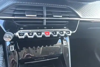 Photo 16 Peugeot 208  Hybrid 110 e-DCS6