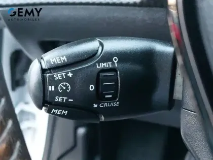 Photo 11 Peugeot 208  PureTech 100 S&S BVM6