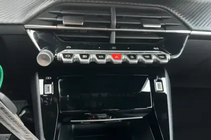 Photo 13 Peugeot 2008  Hybrid 145 e-DCS6