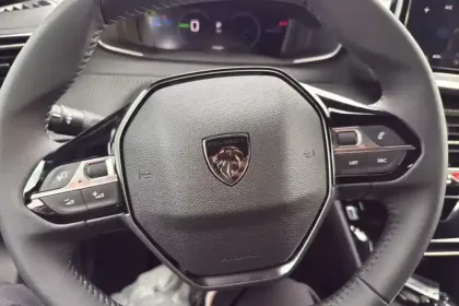 Photo 61 Peugeot 2008  Electrique 54 kWh 156 ch