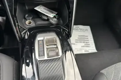 Photo 63 Peugeot 2008  Electrique 54 kWh 156 ch