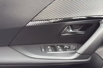 Photo 66 Peugeot 2008  Electrique 54 kWh 156 ch