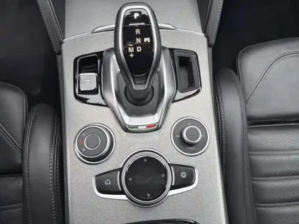 Photo 12 Alfa Romeo Stelvio  2.2 Diesel 160ch Veloce AT8