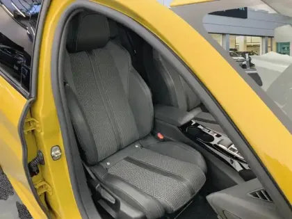 Photo 8 Peugeot 208  PureTech 130 S&S EAT8 GT