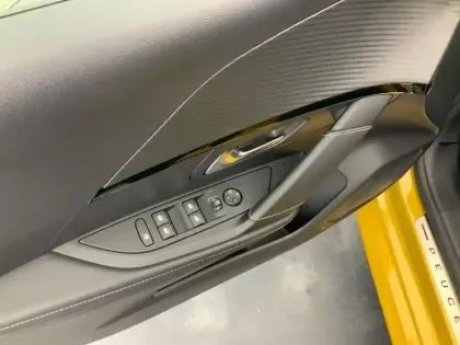 Photo 19 Peugeot 208  PureTech 130 S&S EAT8 GT