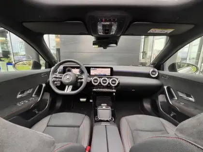 Photo 15 Mercedes Classe A 200 d AMG Line