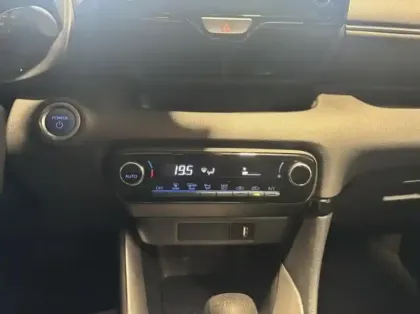 Photo 11 Toyota Yaris  116h Dynamic Business 5p + Programme Beyond Zero Academy MY22