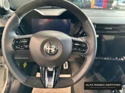 Photo 10 Alfa Romeo Junior  Elettrica 280ch Veloce