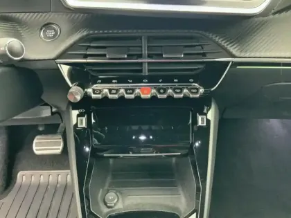 Photo 12 Peugeot 2008  PureTech 130 S&S EAT8 GT