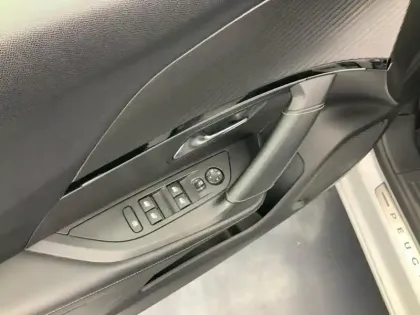 Photo 19 Peugeot 2008  PureTech 130 S&S EAT8 GT