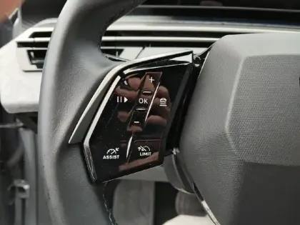 Photo 18 Peugeot 5008  Hybrid 136 e-DCS6 Allure