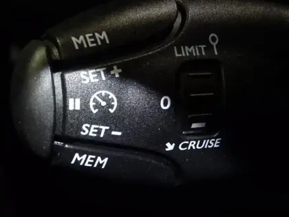 Photo 14 Peugeot 208  e- 136ch Style