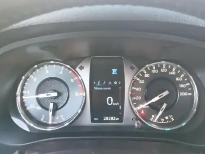 Photo 8 Toyota Hilux  2.8 D-4D 204ch X-Tra Cabine Légende 4WD BVA MY24