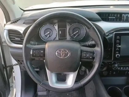 Photo 7 Toyota Hilux  2.8 D-4D 204ch X-Tra Cabine Légende 4WD BVA MY24