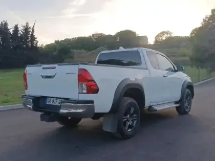 Photo 16 Toyota Hilux  2.8 D-4D 204ch X-Tra Cabine Légende 4WD BVA MY24