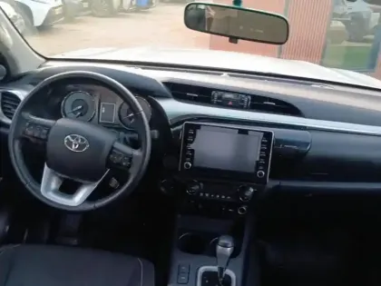 Photo 2 Toyota Hilux  2.8 D-4D 204ch X-Tra Cabine Légende 4WD BVA MY24