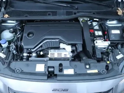 Photo 11 Peugeot 208  1.2 Hybrid 100ch GT e-DCS6